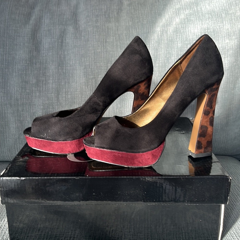Black/ burgundy NY&C suede pump in size 7🌷